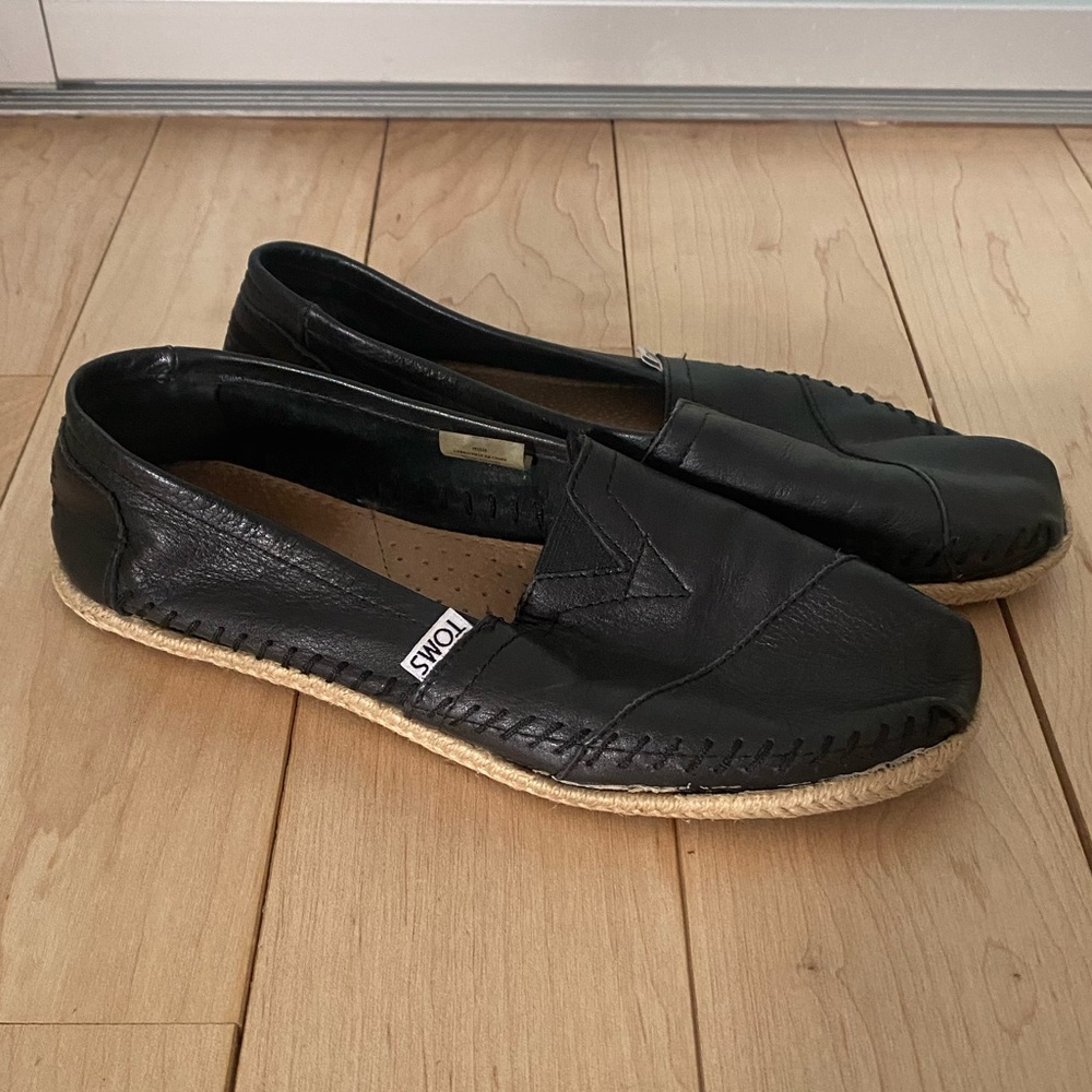 TOMS Black Leather Espadrille Slip On Alpargata Flats Jute Trim Womens Size *